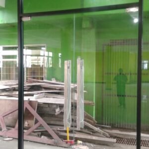Pintu Frameless Kaca Tempered 12 mm Model Swing